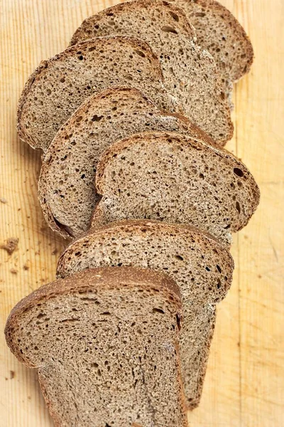 Dilimlenmiş Buğday Ekmek Kesme Tahtası Üzerinde — Stok fotoğraf