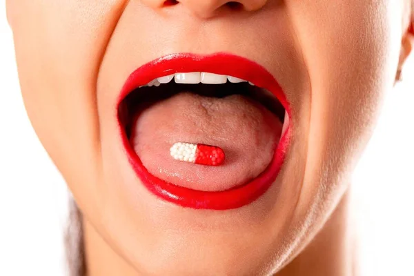 Nahaufnahme Medikamentenkapsel Auf Der Zunge Der Frau — Stockfoto