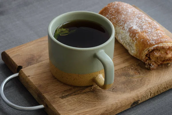 ahşap arka plan üzerinde çay