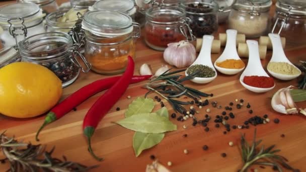 Especiarias e temperos na mesa da cozinha — Vídeo de Stock