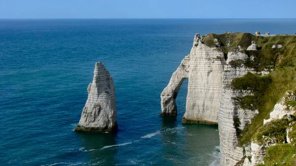 Atlantik Okyanusu 'nun kireçtaşı dağları. FRANSA.
