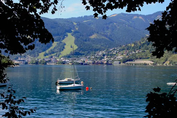 Boat Floating Emerald Lake Austria — стоковое фото