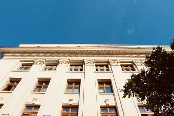 ÇALIŞANLARLA BİR Binanın Yüzü. 2022 Haziran.