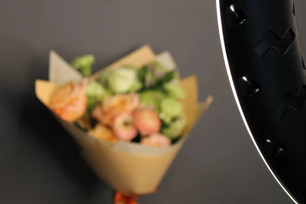 ÇİÇEKLER ÇİÇEKLERİ. Çiçekçi dükkanında. 2022 Haziran.