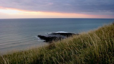 Okyanusun üzerinde gün batımı var. Atlantik Okyanusu. Güneş batar..