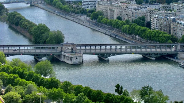 川の向こうの橋 パリだ フランスだ — ストック写真