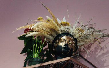 Bir çömleğe sakladım. Farklı çömlek..