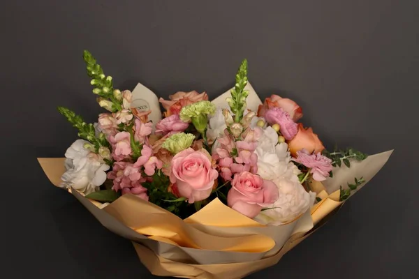 ÇİÇEKLER ÇİÇEKLERİ. Bir sürü çiçek çeşidi var. Bir sürü çiçek. ÇİÇEKİM. 