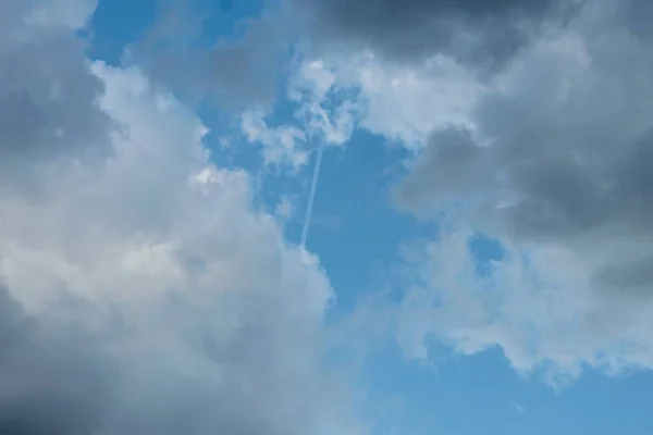 - Gökyüzü. Bulutlu bir gün. BEYAZ HAVA.