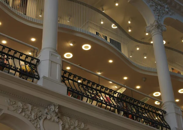 Binanın İŞARETİ. DESIGN İÇİN İÇİN. Kitap Dükkanı.