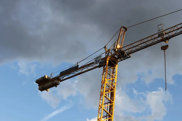 İnşa edildiği yer burası. Davranış yapılandırılmıştır. İKİNCİ VE YÜKSEK BİR KONUŞTURUYOR. CRANE.