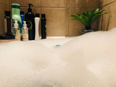 Rahatlama zamanı. Banyo 'da. Stajyer doktor DESIGN. Bir küvet dolusu köpük ve deniz tuzu. Evet. GİRİŞ.