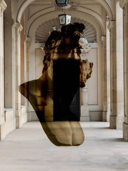 Çekimser bir resim. Yedek subay, kartal gibi bir adam. BACKground Klas bir ARHITECTURE 'dir.