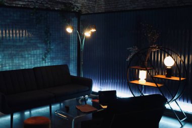 - Ev içi mülakat. Stajyer doktor DESIGN. DARK ODASI.