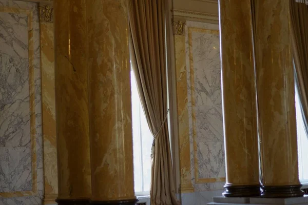 Sanat Müzesindeki KOMUMLAR