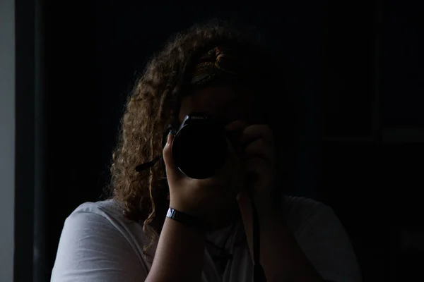 Girl Curly Taking Pictures — Fotografia de Stock