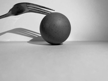 ASTRACT Fotografı. Üzerinde bir çatal destekleyen bir yumurta..