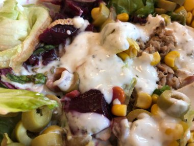 Mantarlı ve peynirli pizza.