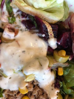 Mantarlı ve peynirli pizza.