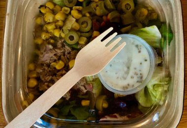 Balık ve zeytin salatası