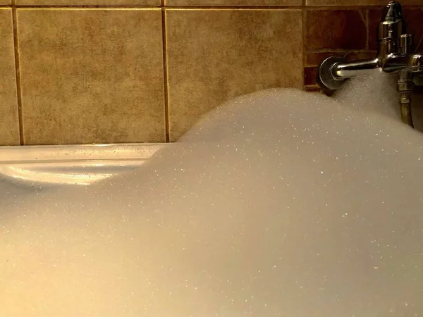 Dinlenme zamanı geldi artık. Mavili, tuzlu ve köpüklü bir küvet..