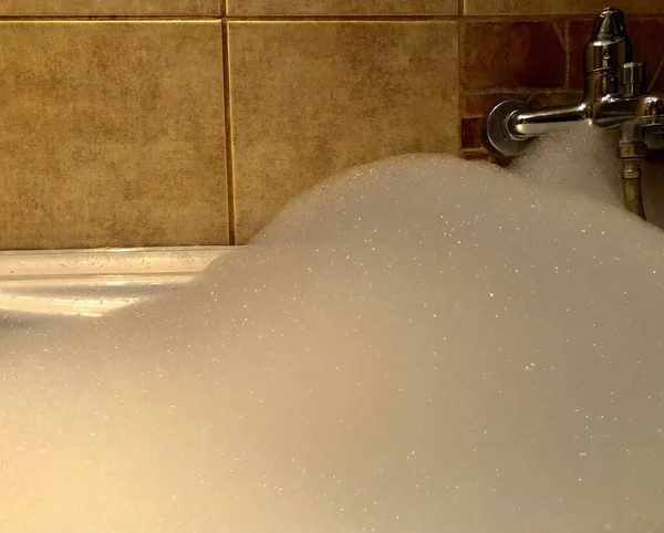 Time Relaxation Bathtub Full Blue Water Salt Foam — Stock Photo, Image