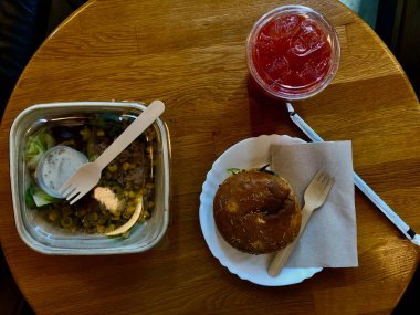 BREAKFAST COMPLEX. Tuna salatası, kurutulmuş domatesler, mozarella ve hipopotam ve karbonhidrat şurubuyla içilen nefis bir sandviçle servis edilir. TRAVEL VE KAYIP YENİ TASLAR.