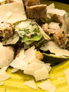 Yeşil salata, kruvazon, tavuk ve özel olarak nefis giyinen CAESAR FRESH Salata. MEDITERRANEAN TARAFINDA.