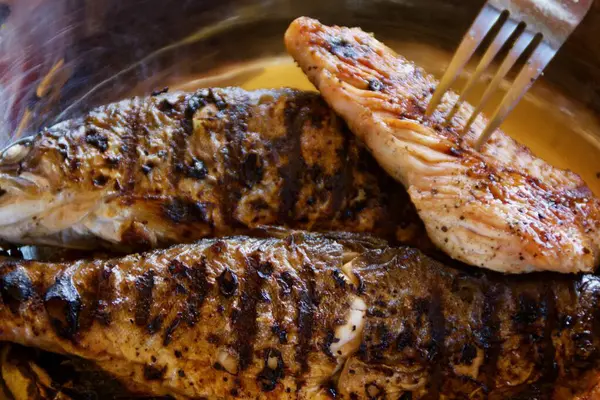 Eti bir bovlinge koydular. Gri bir bovlinge.