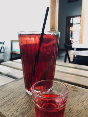 KOKTAİL CİNAYETİ. SOFT İÇİN İÇİN.