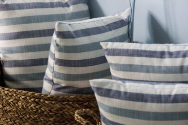 Estetik bir resim mi? YAŞIK. Yığınlar beyaz ve mavi şeritlerle kaplanmış durumda. BED VE SOFA AKSİZLİĞİ.