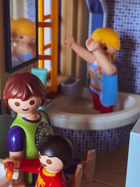 Oyun kurucu oyuncakları. Oyun hamuru karikatürü. AİLE. - Evim. YAŞIK.