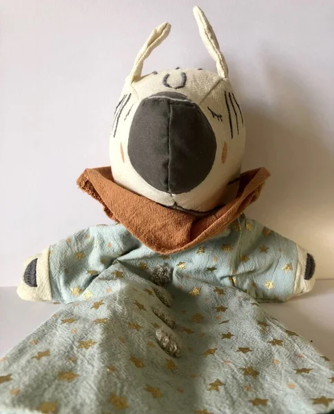 ÇOCUKLAR KUTLAR. Basit ve sevgi dolu oyuncaklar. Oynayın! Ufaklıklar için. YAŞIK.