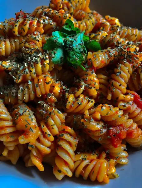 İtalyan Gıda 'sı. Kırmızı sos, BASIL ve OREGANO ile BOLOGNESE PASTA. Özeldir. Gıda.