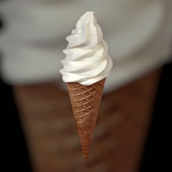 LIFESTYLE. ILLUSTRATION. COLORED ILLUSTRATION. DELICIOUS ICE CREAM. COLORED BACKGROUND.