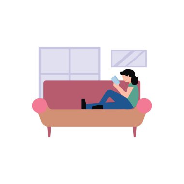 Kız kanepede oturmuş kitap okuyor..