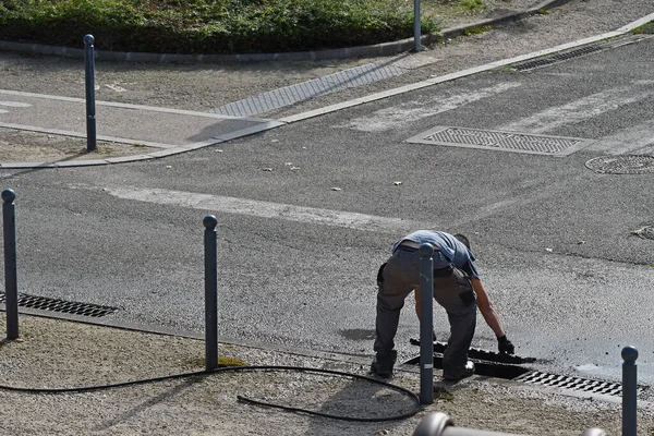 worker specialized in cleaning street