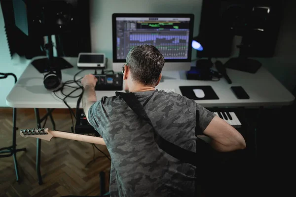 Guitarist Producer Seen While Adjusting Sound Better Mix His Home — Foto de Stock