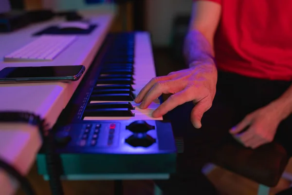 Close Hand Pianist Producer Playing Keyboard While Developing New Ideas — Stockfoto