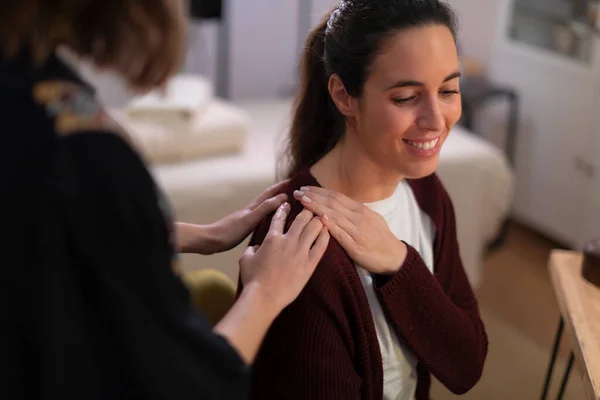 Female Patient Talks Her Therapist Office Explaining Her Pain She — ストック写真