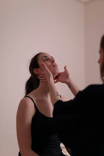 Woman Therapist Examines Her Patient Neck Massage Table Beginning Chiromassage — ストック写真