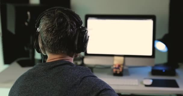 Productor Música Visto Desde Atrás Escuchando Con Auriculares Proyecto Que — Vídeos de Stock