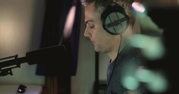 Produtor Musical Cantando Fim Colocar Algumas Camadas Vocais Para Projeto — Vídeo de Stock