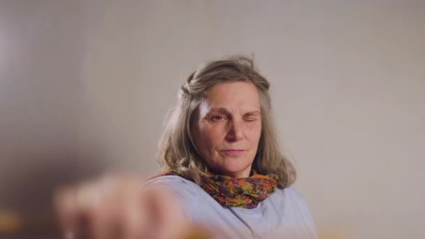 Retrato Uma Artista Madura Olho Mulher Medindo Com Seus Pincéis — Vídeo de Stock