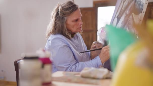 Maduro artista mulher pintura em sua oficina — Vídeo de Stock