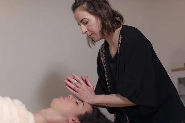 Uma Massagista Massageia Rosto Sua Paciente Que Está Deitada Virada — Fotografia de Stock