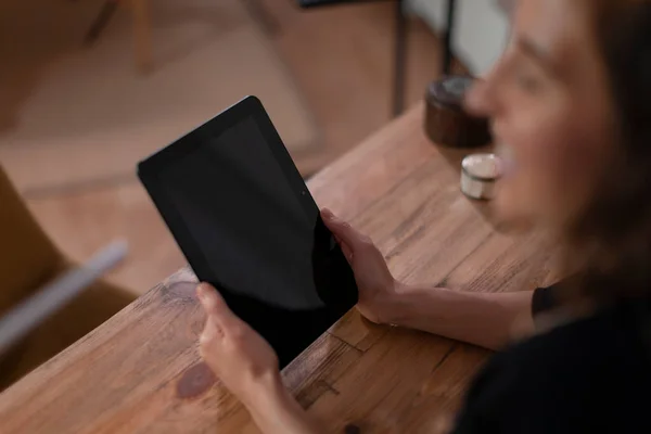 Therapist Uses Her Tablet Manage Appointments Office — Stock Photo, Image