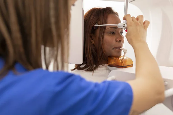 Uma Mulher Dentista Está Ajustando Uma Das Peças Máquina Raios — Fotografia de Stock