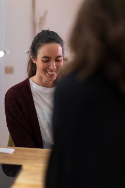 Kadın bir hasta, terapistiyle ofisinde konuşur. Acısını açıklar. Böylece ona sağlığı için bir tedavi önerebilir.