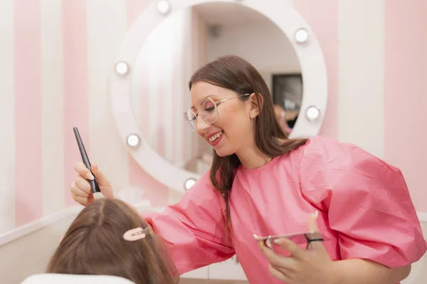 美容室でお客様と化粧セッション中にブラシでファンデーションを適用する美容師の女性 — ストック写真